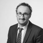 François Billecard vient d’être nommé Directeur Général de la marque de vente à domicile de lingerie et de prêt-à-porter Charlott’, qui est basée à Chaponost (69). Après avoir occupé différents postes chez Philips et Buffet Crampon, il a rejoint Charlott’ pour apporter un nouveau souffle à l’entreprise. Âgé de 56 ans, François Billecard est diplômé de Sciences Po. Il démarre sa carrière en tant que délégué commercial chez Philips France puis il évolue rapidement en tant que Directeur marketing puis responsable de Business Unit dans différents pays dont Singapour, la Thaïlande, la Belgique et les Pays-Bas. Il revient ensuite en France pour devenir Président du Directoire de Hohner puis Senior Vice-Président des ventes, marketing et R&D de Buffet Crampon, un des leaders mondiaux des instruments de musique à vent. En tant que nouveau Directeur Général de Charlott’, François Billecard a pour volonté d’activer de nouveaux leviers pour moderniser l’entreprise et accompagner au mieux les équipes. Fort d’une expérience d’une trentaine d’années en management d’équipe autant en France qu’à l’international, il compte apporter un nouvel élan à la marque Charlott’. « A la veille des 30 ans de Charlott’, je souhaite impulser une nouvelle dynamique pour cette entreprise de mode qui parle à toutes les générations de femmes. Professionnaliser les conseillères en image, les accompagner et faire évoluer la marque font partie de mes objectifs. Réinventer les ateliers de style, qui sont un moment de shopping privé à la fois convivial et idéal pour découvrir les tendances de la mode et conseiller les clientes sur la façon de sublimer leur silhouette. Aucun magasin ni site internet ne peuvent faire vivre une telle expérience. Ainsi, modernisation, innovation et professionnalisation seront les maîtres-mots de ces prochaines années chez Charlott’. » déclare François Billecard, Directeur Général de Charlott’.
